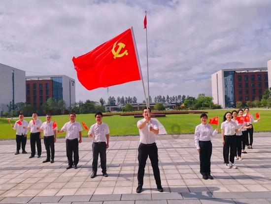 中字头午后冲高回落，沪指跌1.83%