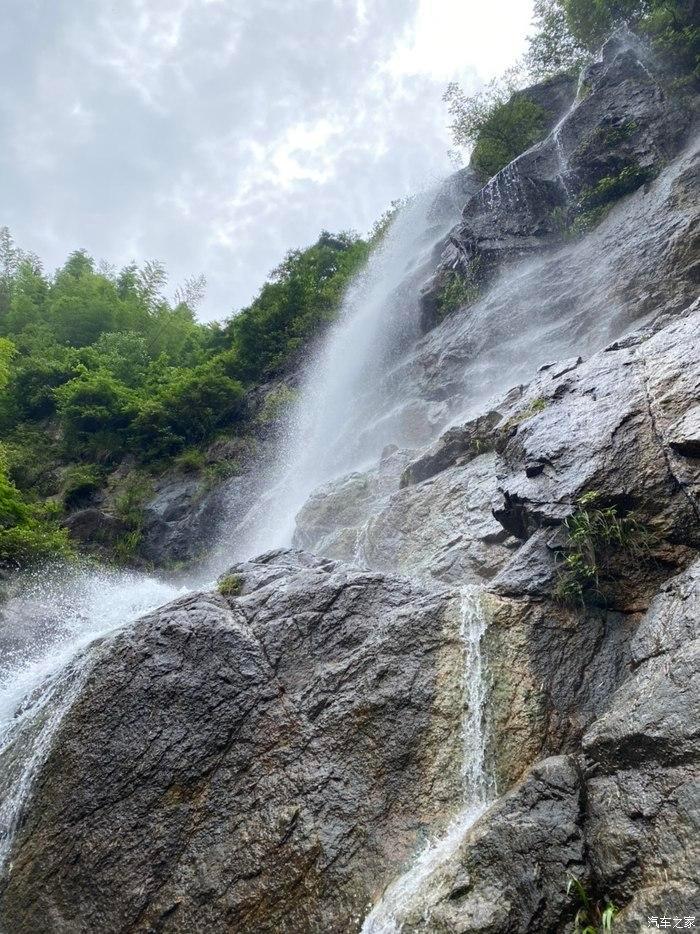 出租一楼架空层,一年了,没付租金也不搬走货