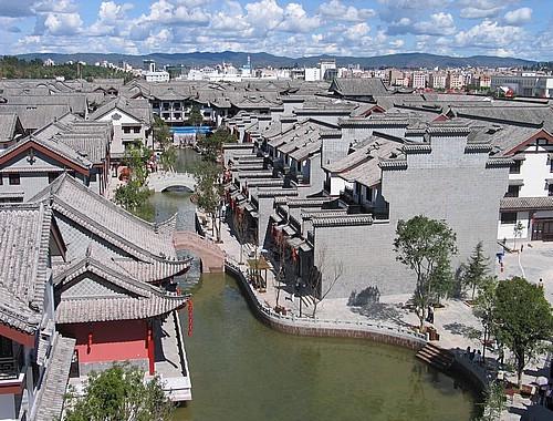 逃离荒废的戏院